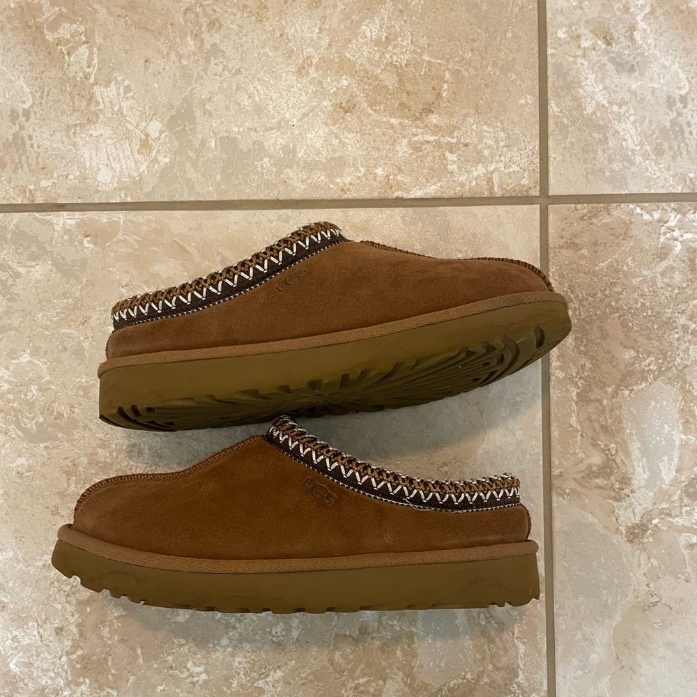 Ugg Tasmans, chestnut brown, women’s size 6